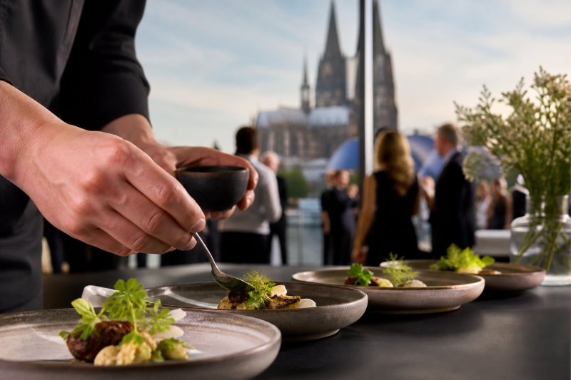 Kulinarische Dramaturgie: Wie maßgeschneiderte Gastronomie Kölner Kulturevents prägt